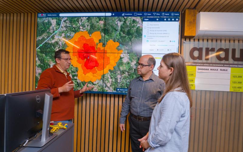 Kim Feuerbacher and Daniel Santos visit Roberto Muñoz at the ARAUCO office in Chile