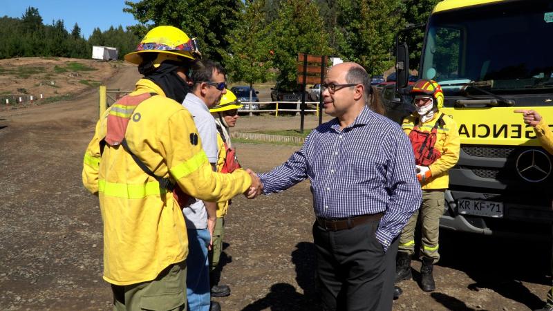 Daniel Santos greeting a firefighter crew during the visit to ARAUCO, Chile